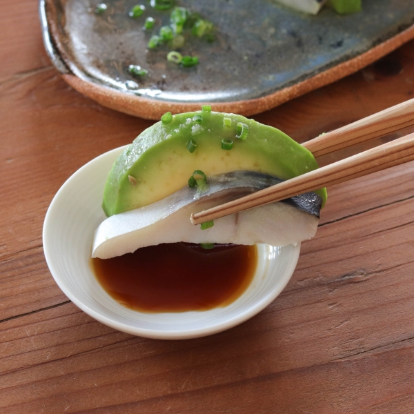 しめ鯖とアボカドのカルパッチョ風