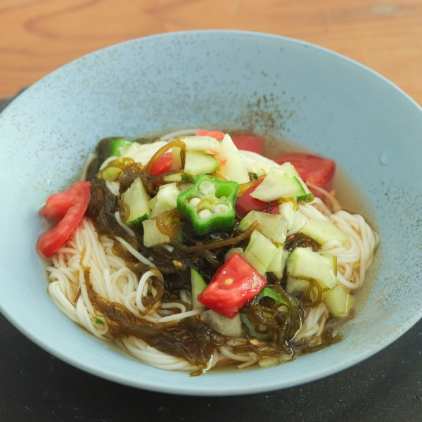 もずくと夏野菜で食べるそうめん