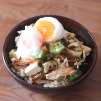 鶏肉のめかぶ和え丼