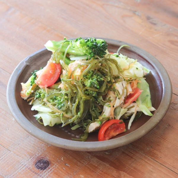 季節野菜とめかぶのサラダ
