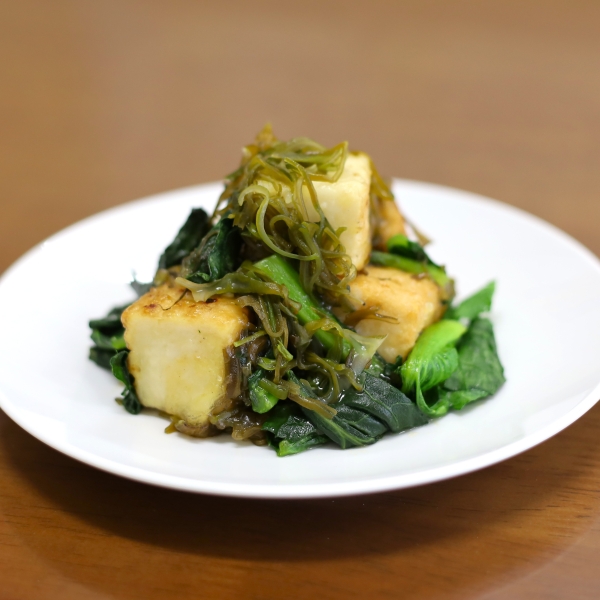 うすあさめかぶと、小松菜と厚揚げの炒め物