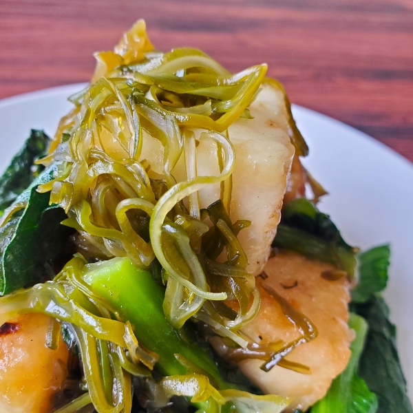 うすあさめかぶと、小松菜と厚揚げの炒め物