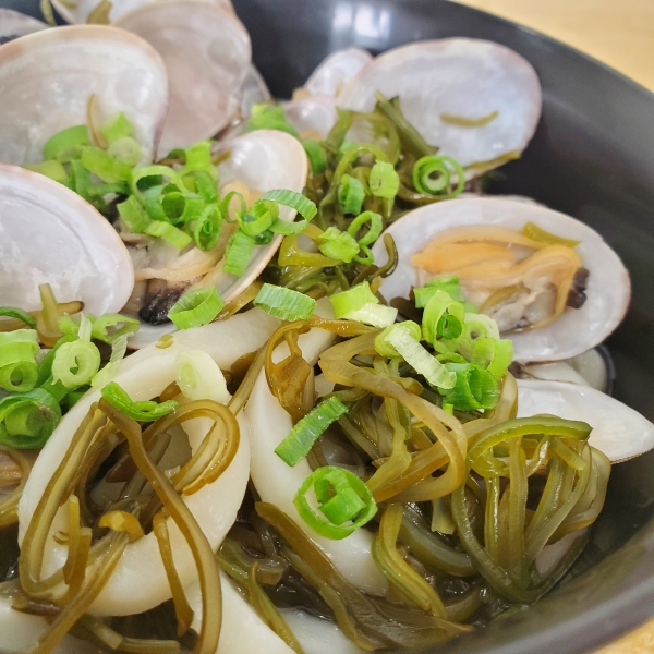 うすあさめかぶと、あさりのうどん