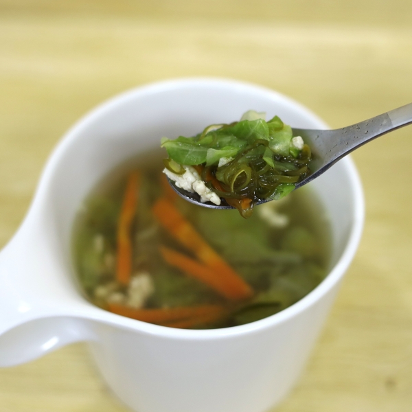 めかぶ、キャベツ、鶏肉のコンソメスープ