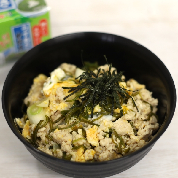 うすあさめかぶと、ひき肉の親子丼
