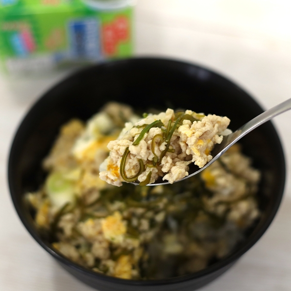 うすあさめかぶと、ひき肉の親子丼