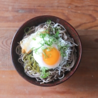 ピリ辛めかぶたっぷりの冷たいそば