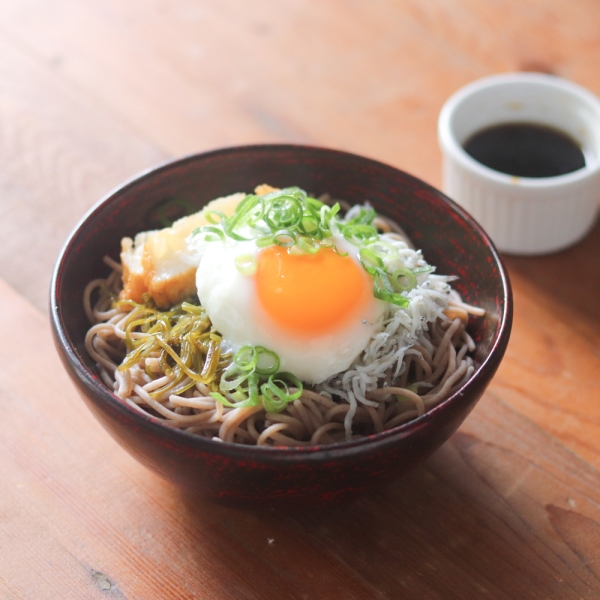 ピリ辛めかぶたっぷりの冷たいそば