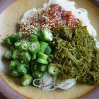 めかぶ、梅、オクラのぶっかけそうめん